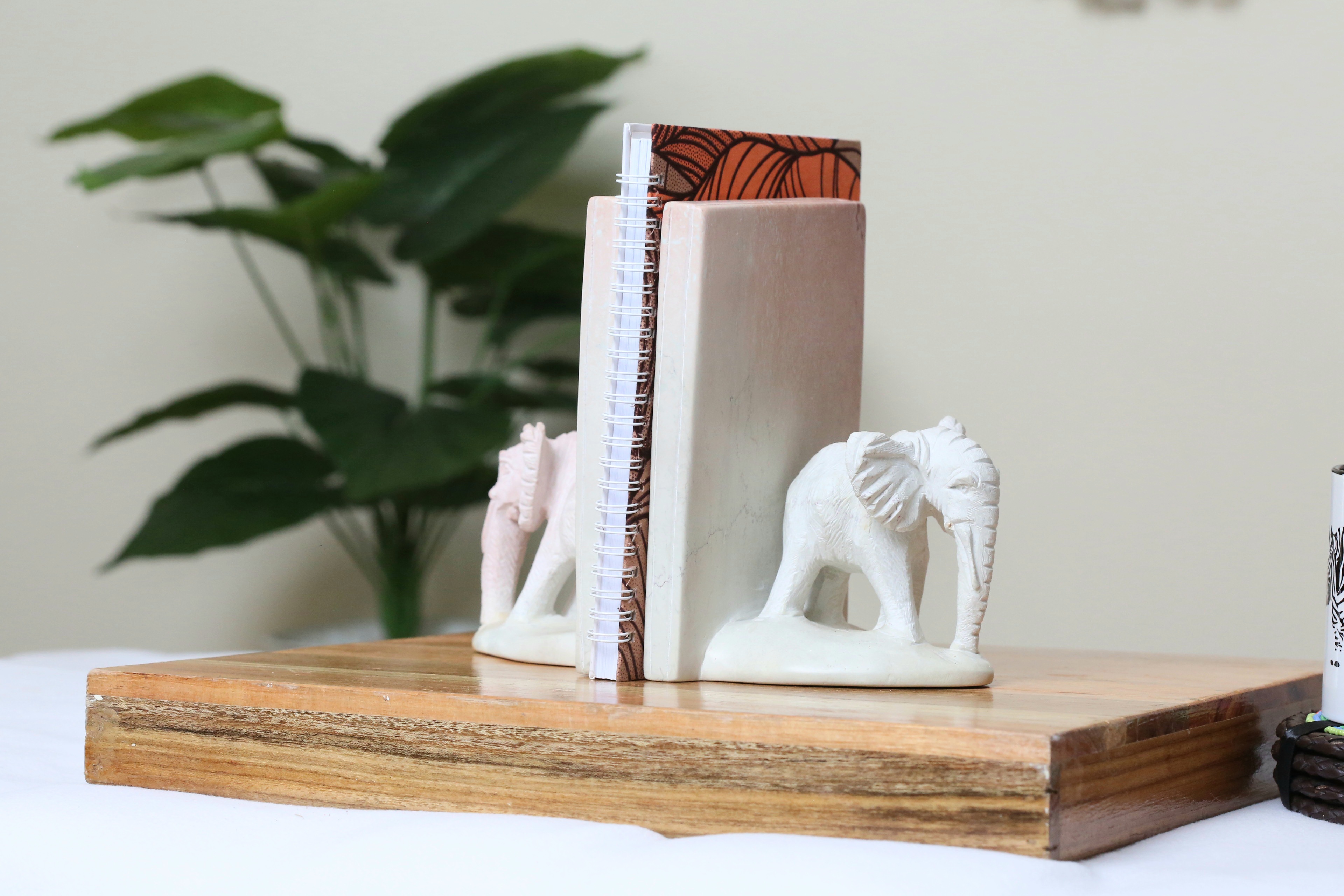 Elephant curved book holder gift package