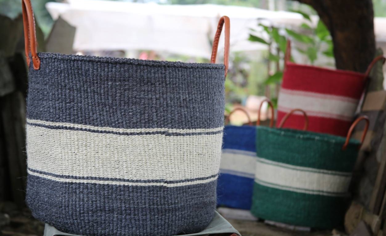 Grey and off-white in the middle with basket handles (different variations), Kiondos